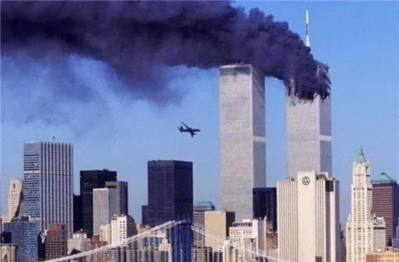 圖為 2001年9月11日早上8時46分，美國航空公司11號航班以每小時700公里的速度沖向了世界貿易中心大廈北塔，客機上92名乘客和9名機組人員喪生，飛機燃油爆炸產生的巨大火球向下移動，直至地面。（圖源：互聯網）