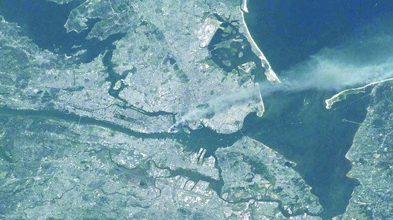 911事件影像回顧：從太空看911事件，煙霧清晰可見。（圖源: NASA）