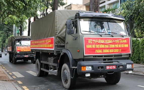 海警第一區司令部運載大米車隊抵達本市。（圖源: 香葉）