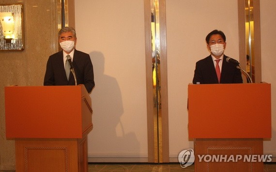 9月14日，在日本，美國對朝特別代表星·金（左）、韓國外交部韓半島和平交涉本部長魯圭悳出席記者會。 （圖源：韓聯社）