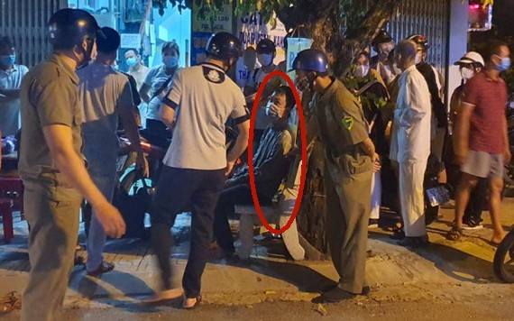 劫匪被當地民眾圍捕制服（紅圈示）。（圖源：Q.Vinh）