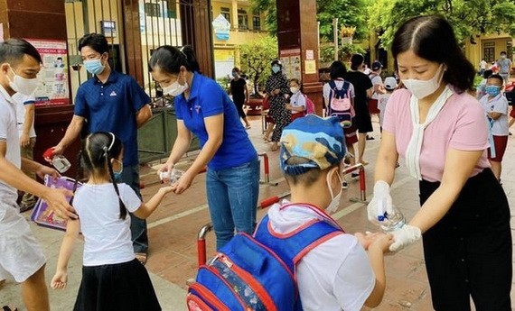 太平省小學生進校時接受噴洗手液消毒。（圖源：TNO）
