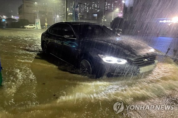 8月23日，全羅南道麗水市一公路被淹。（圖源：韓聯社）