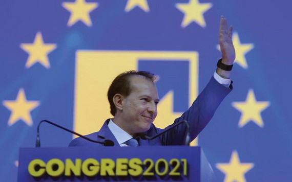 9月25日，在羅馬尼亞首都布加勒斯特，總理克楚在國家自由黨全國代表大會上揮手致意。（圖源：新華社）