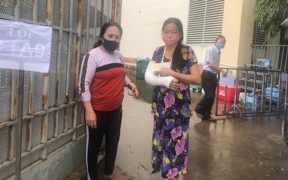 陳氏玉香（左）送一名手骨折的熟人到平盛郡第十三坊接種疫苗。