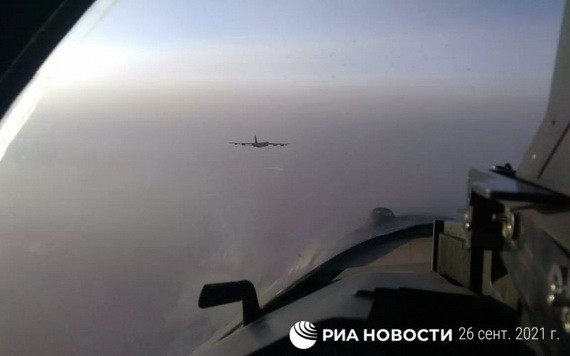 俄3架蘇-35S殲擊機當天緊急升空，在太平洋上空伴飛靠近俄空域邊界的美國空軍B-52H戰略轟炸機。（圖源：俄新社）