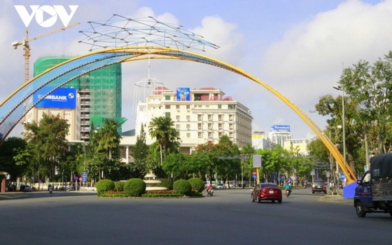 從9月30日中午12時起，芹苴市按政府總理第15號《指示》實施社交隔離措施。圖為芹苴市中心一景。（圖源：VOV）