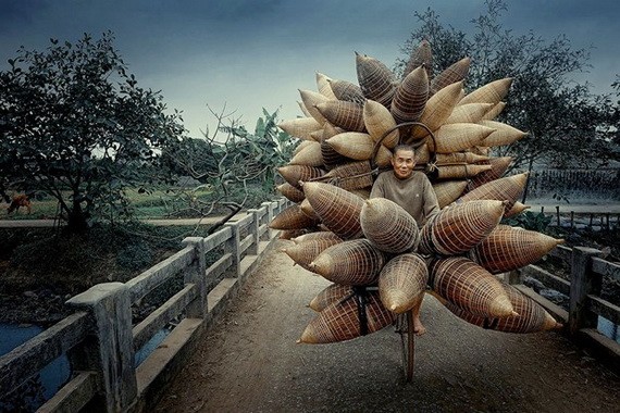 越南攝影師李黃龍的作品《賣魚籠者》獲得殊榮。