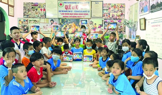 故鄉人道中心的孤兒們獲得捐贈平板電腦後 的喜悅。