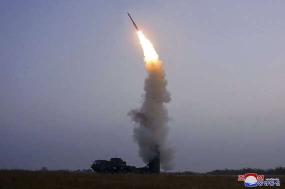 9月30日，朝鮮成功發射了一枚新研發的防空導彈。（圖源：朝中社）