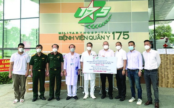 越南中商會本市分會向175軍醫院捐贈抗疫用品。