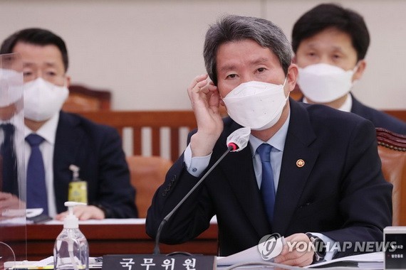 10月18日，在韓國國會，李仁榮出席國政監查會並回答提問。（圖源：韓聯社） 
