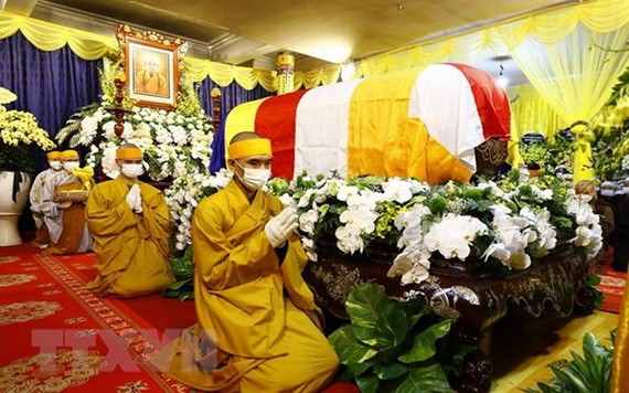釋普慧長老金棺移入寶塔恭迎儀式。（圖源：越通社）