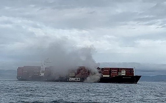 當地時間23日，一艘載有化學品的貨輪在加拿大西部不列顛哥倫比亞省附近海域突發大火。（圖源：路透社）
