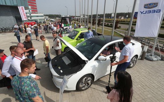 圖為7月16日，人們在白俄羅斯明斯克郊區舉辦的電動交通日活動上體驗電動汽車。（圖源：新華社）