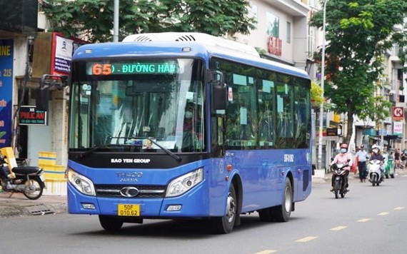 圖為10月25日，一輛65號線的巴士在市中心區路上行駛。（圖源：嘉明）