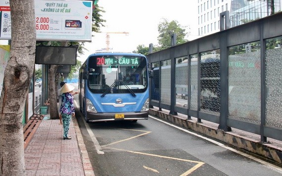 巴士在10月底復運初時，車站乘客寥寥無幾。