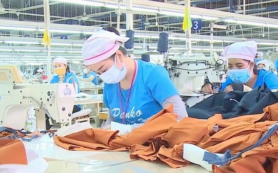 巴地－頭頓省Nitori有限責任公司的勞工在新常態下生產。