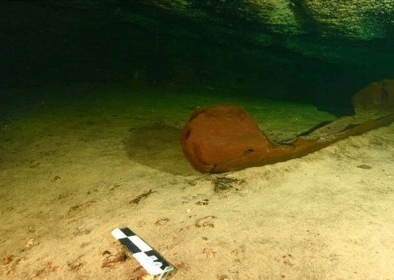 洞穴內發現千年前保存完好獨木舟