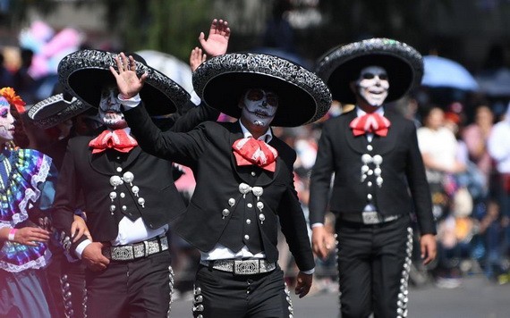10月31日，在墨西哥首都墨西哥城，演員參加亡靈節遊行。（圖源：新華社）