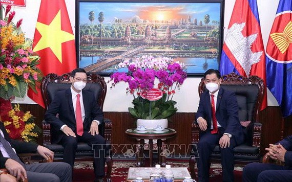 市外務廳長陳福英（左）向柬埔寨王國駐本市總領事索科‧達雷斯贈送鮮花祝賀柬埔寨王國國慶。（圖源：越通社）