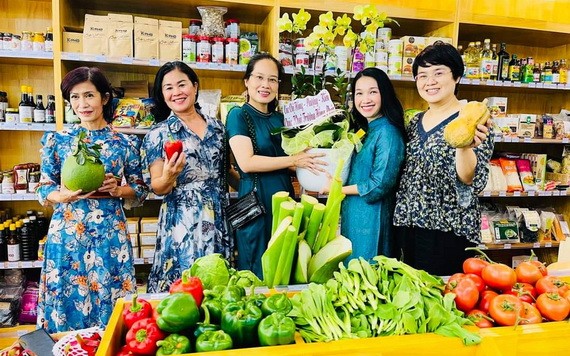 第五郡領導、婦聯會、女企業家前往參觀“家鄉市集”綠色產品店和祝賀。