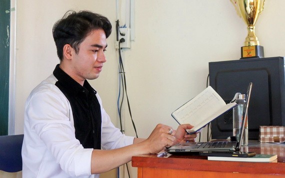 第十郡阮攸高中學校的生活技能教師阮海朝正在線上授課。