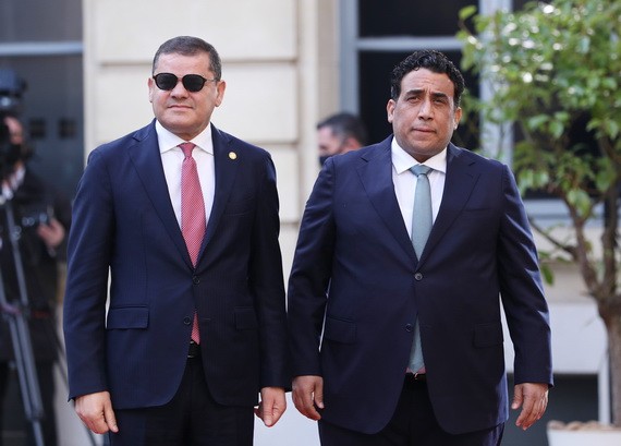 利比亞總統委員會主席曼菲（右）和利比亞民族團結政府總理德貝巴。（圖源：新華社）