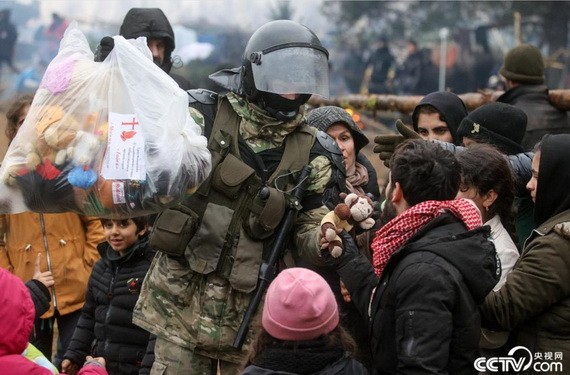 白俄羅斯總統盧卡申科13日下令在靠近波蘭邊境地區聚集的難民點搭建帳篷，並為難民分發救援物資。（圖源：CCTV）