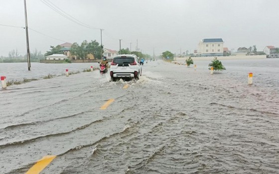 中部各省市加緊應對雨澇。圖為10月22日上午，承天-順化省大雨傾盆導致14號省路嚴重受淹。（圖源：武盛）