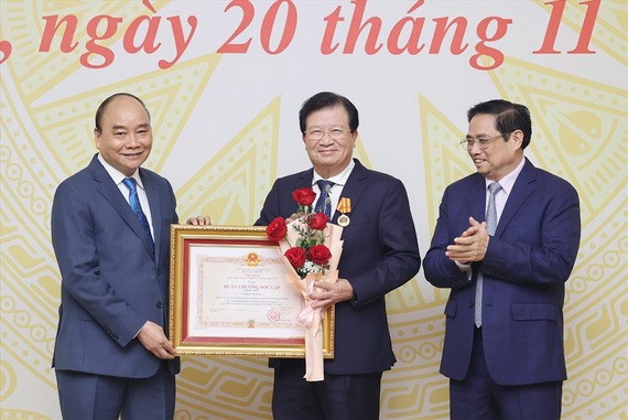 國家主席阮春福（左）、政府總理范明政（右）向原政府副總理鄭廷勇頒授一等獨立勛章。（圖源：楊江）