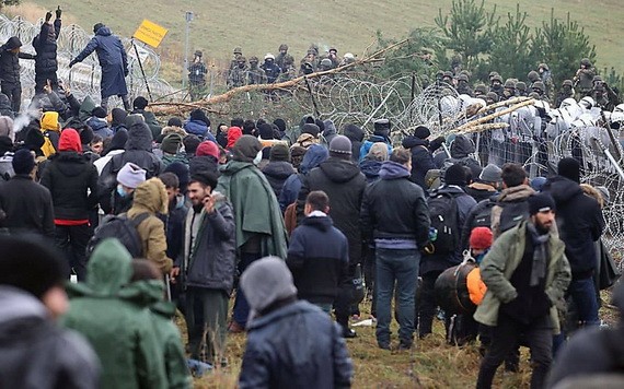 當地時間11月8日，大量難民聚集在白俄羅斯與波蘭邊境地區。（圖源：互聯網）