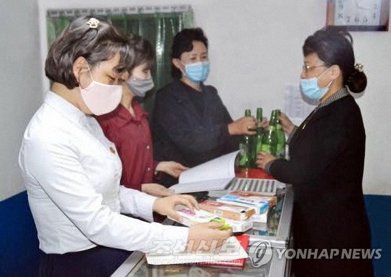 在朝鮮一商店，客戶以空瓶換取新產品。（圖源：韓聯社）