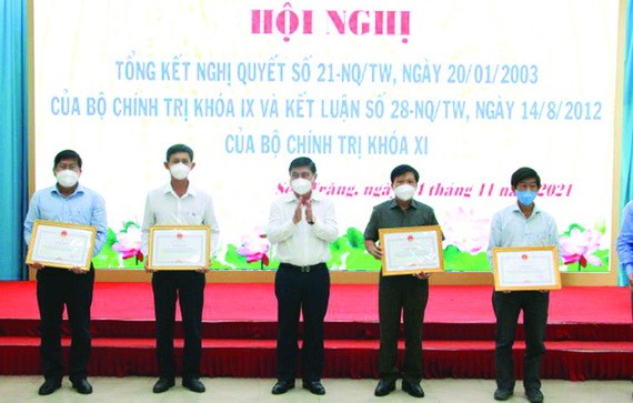 阮成鋒同志向取得出色成績集體頒發獎狀。