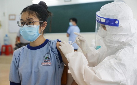 本市一名初中女生正在接受新冠疫苗注射。（圖源：瓊陳）