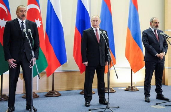 俄羅斯總統普京（中）、阿塞拜疆總統阿利耶夫（左）和亞美尼亞總理帕什尼揚在索契舉行三方會談。（圖源：Getty Images）