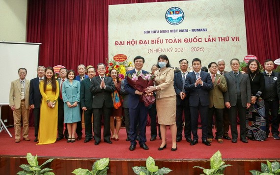 越南-羅馬尼亞友好協會新一屆執委會成員亮相。（圖源：秋懷）