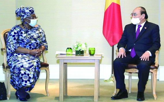 國家主席阮春福接見WTO總幹事恩戈齊‧奧孔喬‧伊韋阿拉女士。（圖源：越通社）