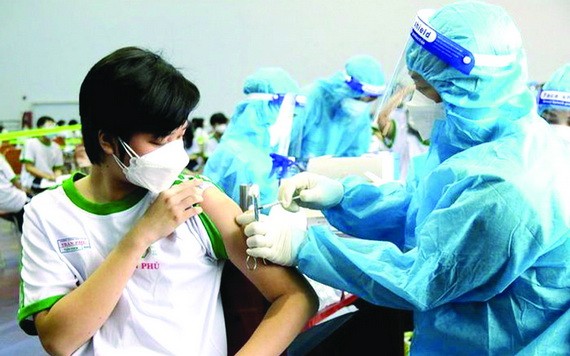 醫護人員馳援為藩切學生接種疫苗