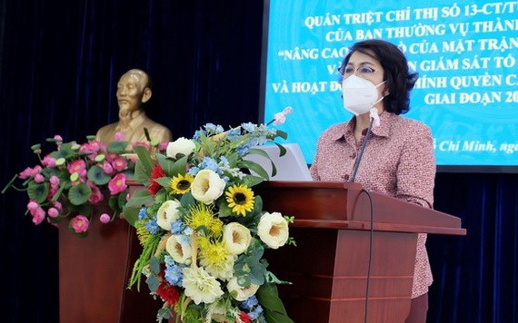 市越南祖國陣線委員會主席蘇氏碧珠在會議上致詞。（圖源：秋紅）