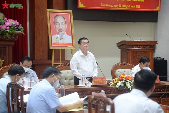 中央宣教部長阮仲義（站）在會上發表指導意見。（圖源：人民軍隊報）