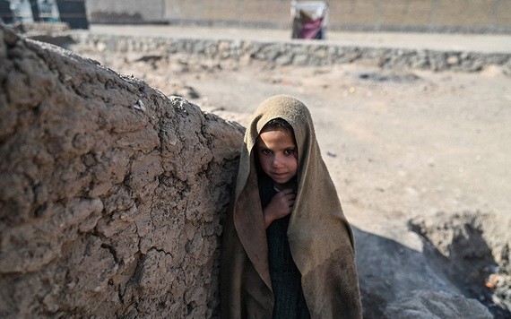 當地時間2021年11月22日，阿富汗赫拉特，在難民營裡的兒童。（圖：視覺中國）