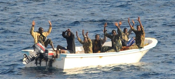 海盜嫌疑份子舉手投降等待反海盜行動人員登上他們小船。（圖：聯合國）