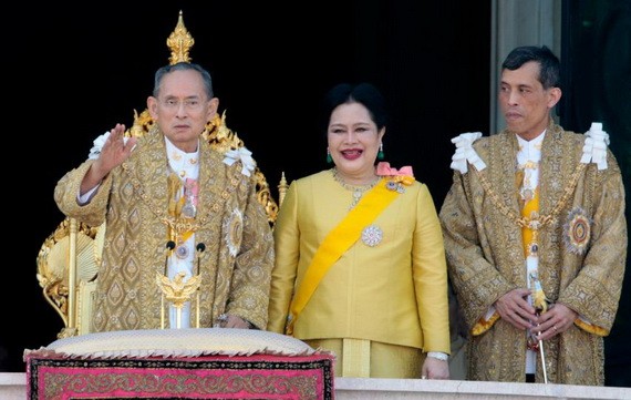 12月5日是泰國九世王普密蓬的誕辰紀念日，也是泰國國慶節和父親節。當天，泰國各地紛紛舉行紀念先王普密蓬活動，以表達崇敬和緬懷之情。（圖：互聯網）