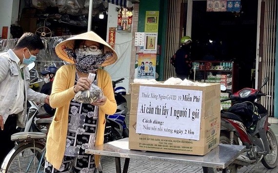 茶榮市民眾拿取免費桑拿草藥。