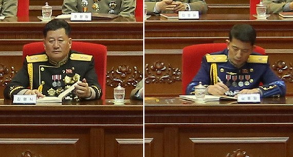 圖中左側為海軍司令金明植，右側為空軍司令金忠日。（圖：韓聯社/朝中社）