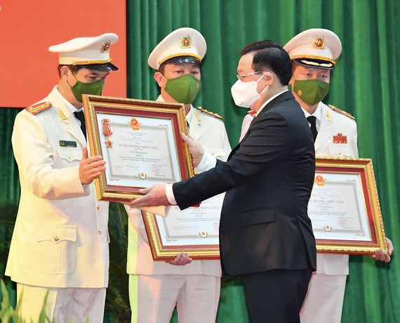 國會主席王廷惠向各單位頒發獎狀。（圖：越勇）