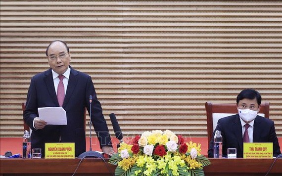 國家主席阮春福（左）在會議上發表講話。（圖：越通社）