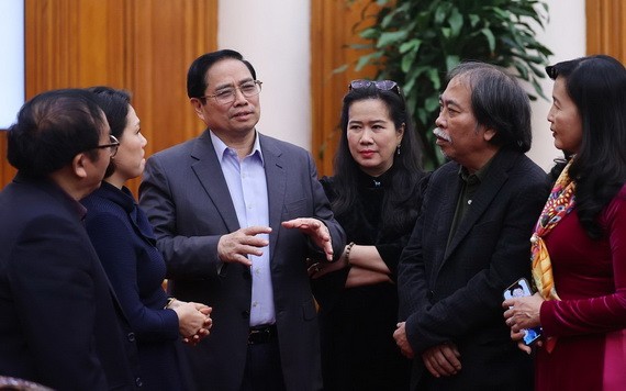 政府總理范明政（左三）同與會代表交談。（圖：越通社）