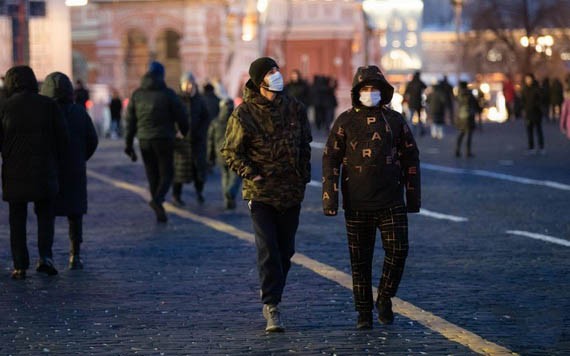 12月11日，人們戴著口罩走在俄羅斯莫斯科紅場上。（圖：新華社）